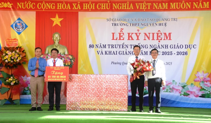 Phó Chủ tịch HĐND tỉnh Nguyễn Trần Huy dự lễ khai giảng tại Trường THPT Nguyễn Huệ, phường Quảng Trị