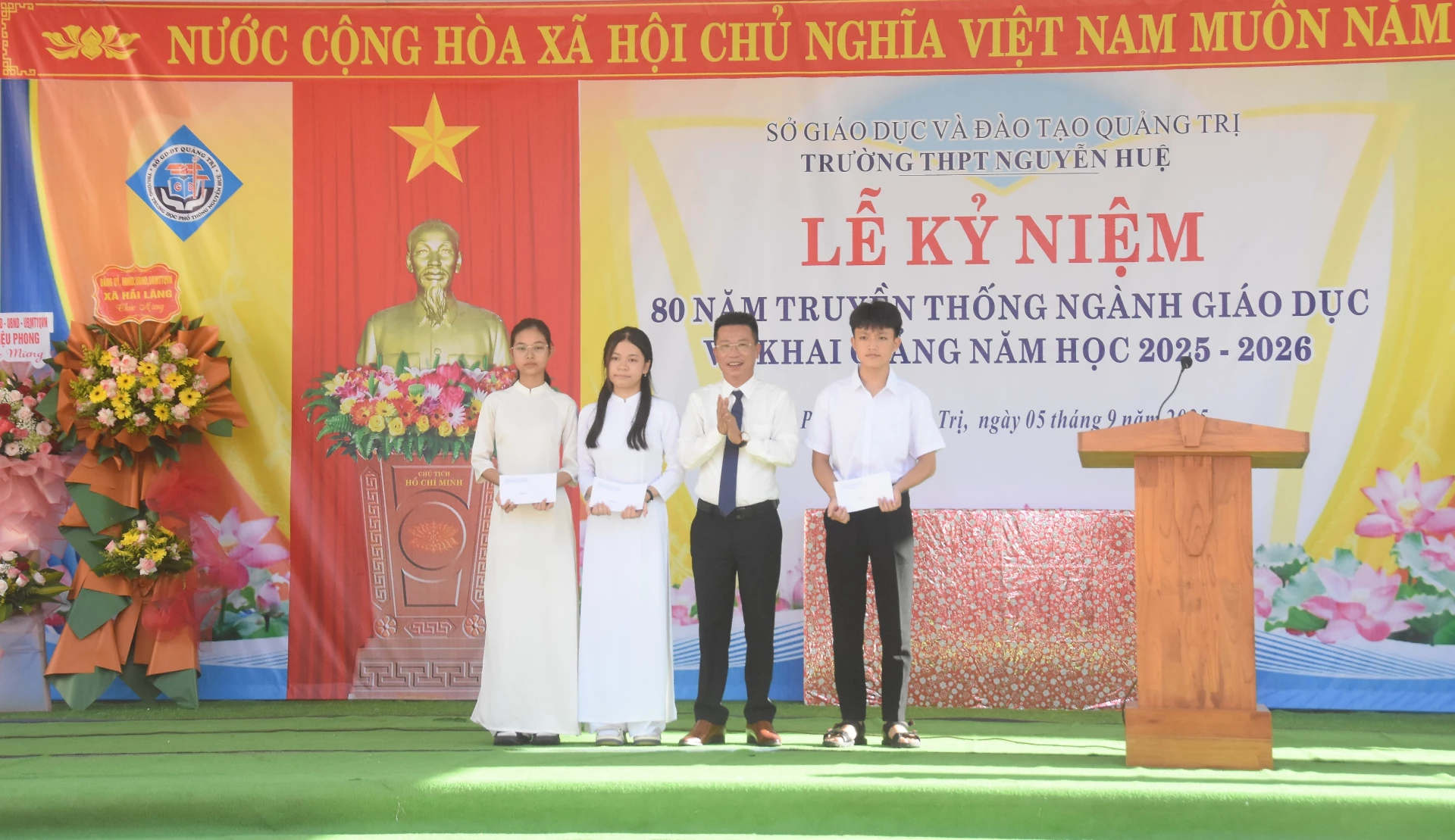 Lãnh đạo Sở Giáo dục và Đào tạo trao học bổng cho học sinh có hoàn cảnh khó khăn - Ảnh: ĐV
