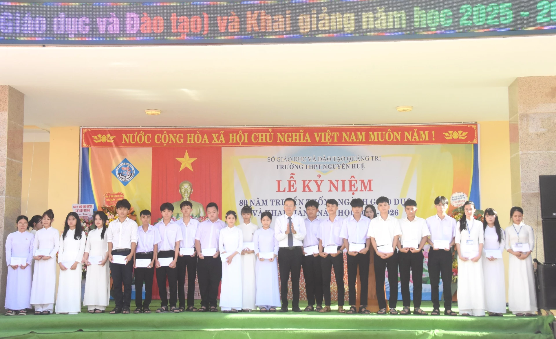 Đơn vị tài trợ trao các phần quà cho học sinh có hoàn cảnh khó khăn - Ảnh: ĐV