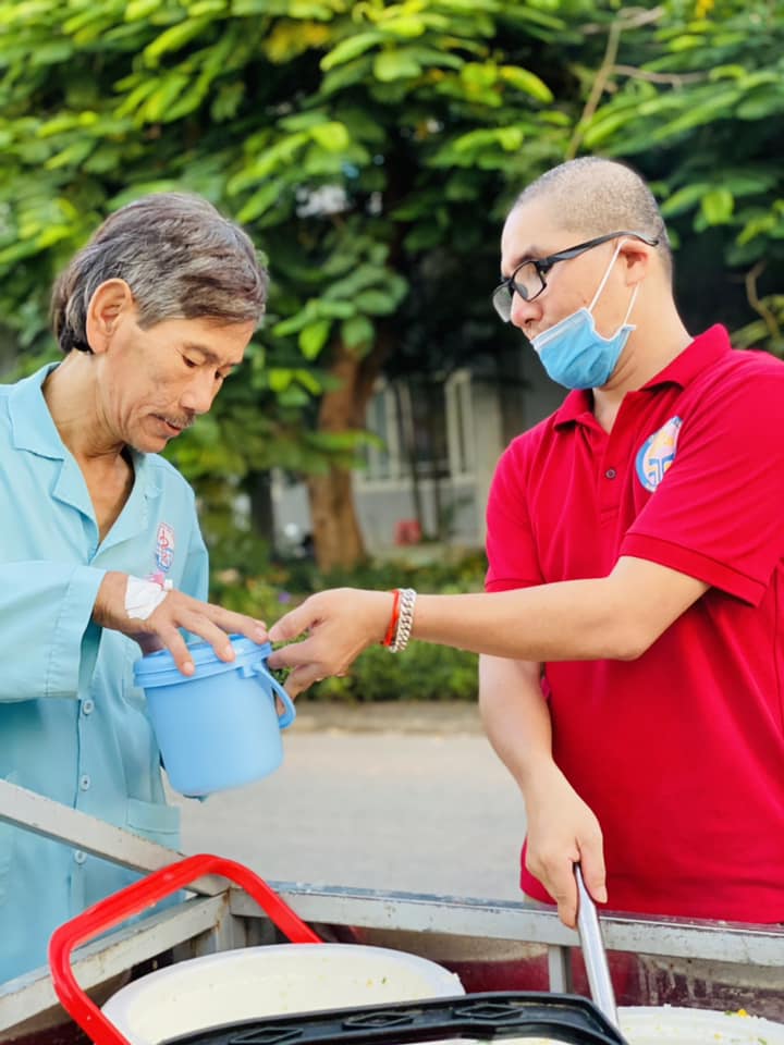 Anh Nguyễn Phước là thành viên gắn bó với nồi cháo nhân tâm giúp đỡ bệnh nhân tại các cơ sở y tế của Diễn đàn Tuổi trẻ Quảng Trị từ những ngày đầu đến nay - Ảnh: Đ.V