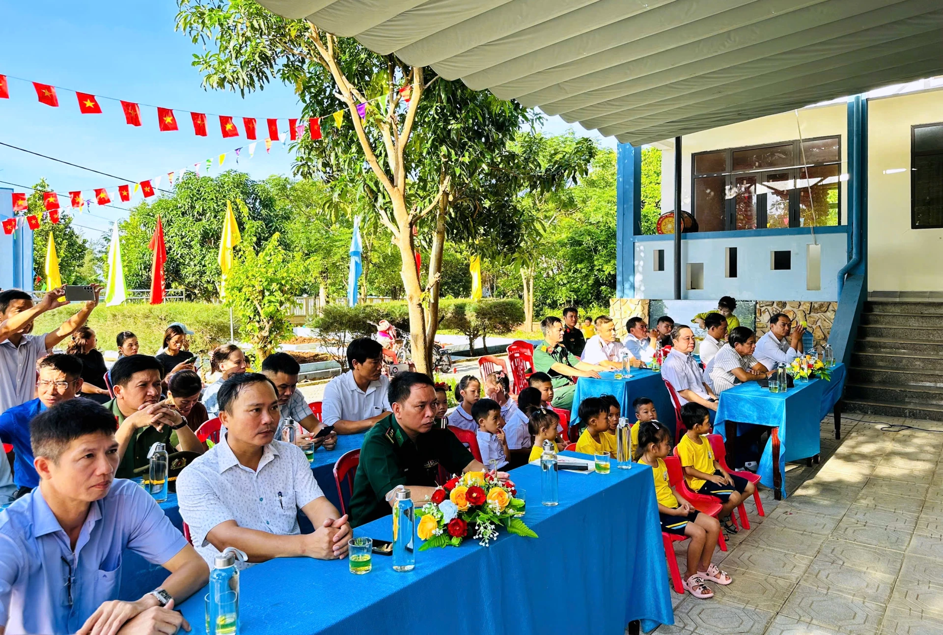 Lễ khai giảng tại đặc khu Cồn Cỏ nhận được sự quan tâm của cấp ủy, chính quyền và các đơn vị trên địa bàn - Ảnh: ĐV