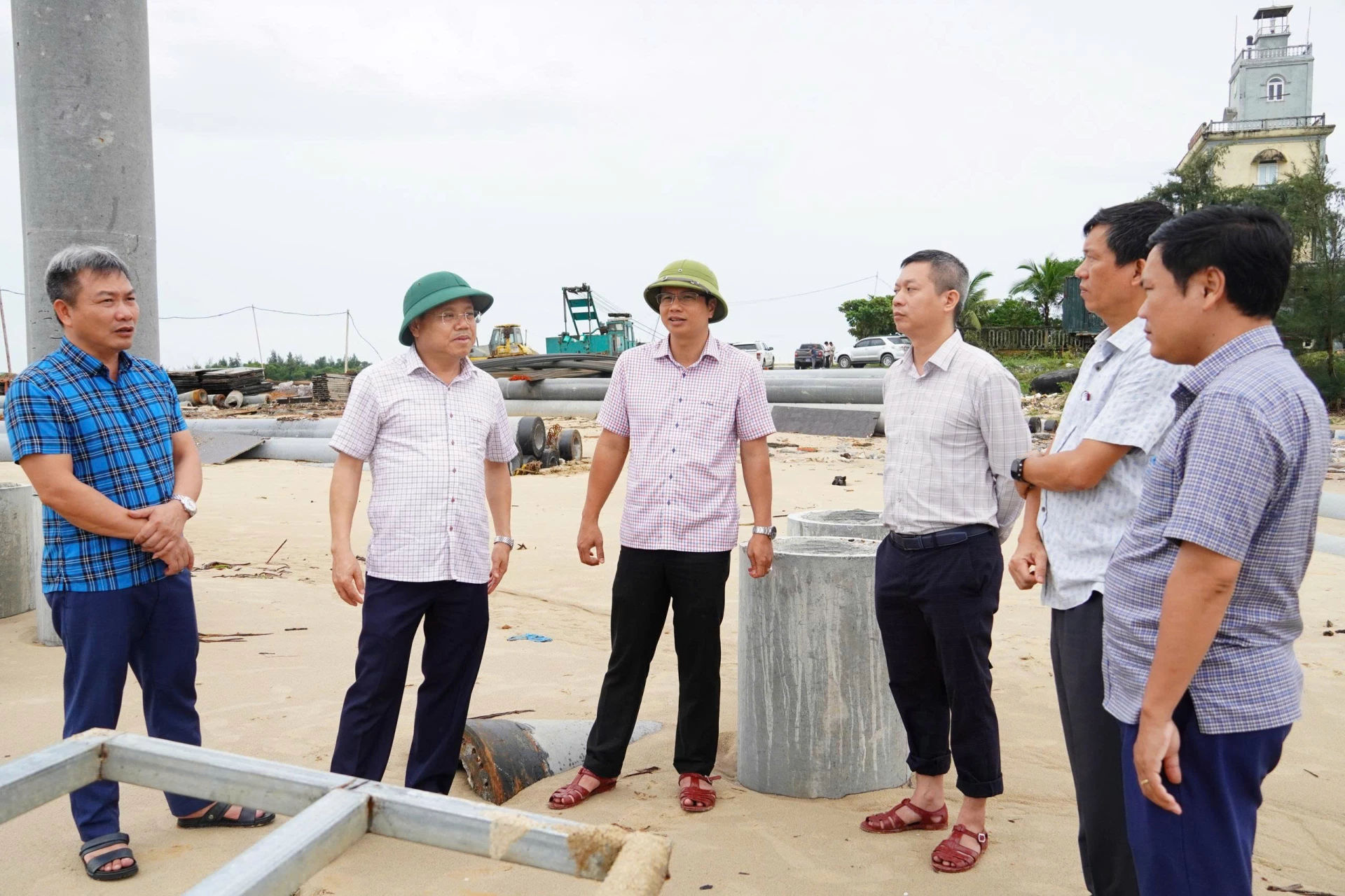 Đồng chí Lê Đức Tiến, Phó Chủ tịch UBND tỉnh kiểm tra sau bão số 10 tại Cụm cảng CFG Nam Cửa Việt- Ảnh: ĐV