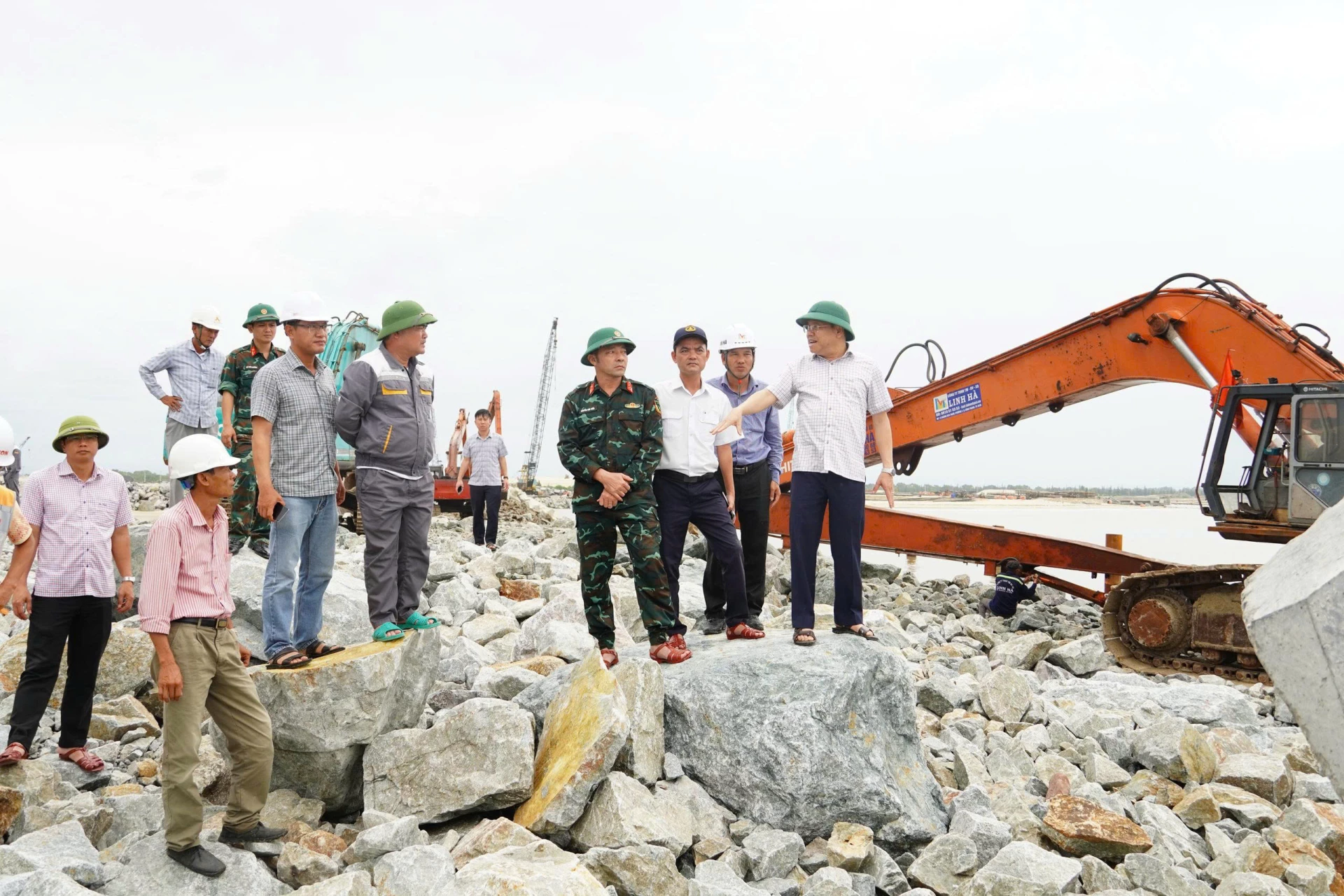 Đồng chí Lê Đức Tiến, Phó Chủ tịch UBND tỉnh kiểm tra sau bão số 10 tại dự án Khu bến cảng biển Mỹ Thủy - Ảnh: ĐV 