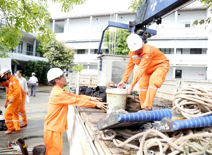 Tổng Công ty Điện lực miền Trung: Huy động gần 350 nhân lực hỗ trợ Quảng Trị và Hà Tĩnh sau bão số 10 