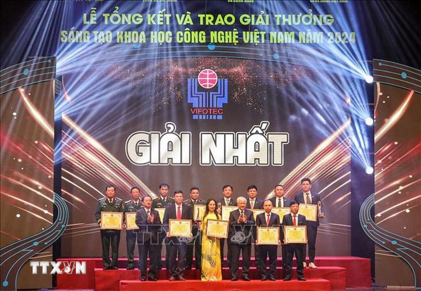 Trao giải Nhất của Giải thưởng Sáng tạo khoa học công nghệ Việt Nam năm 2024. Đồng chí Đỗ Văn Chiến, Ủy viên Bộ Chính trị, Bí thư Trung ương Đảng, Chủ tịch Ủy ban Trung ương Mặt trận Tổ quốc Việt Nam tới dự. (Ảnh: Khánh Hoà/TTXVN)
