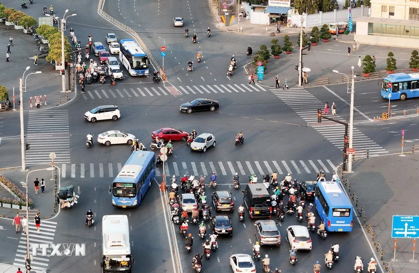 Các phương tiện giao thông trước chợ Bến Thành (Thành phố Hồ Chí Minh). (Ảnh: Hồng Đạt/TTXVN)