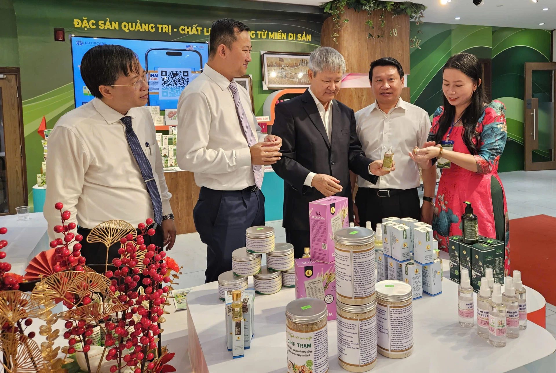 Các đại biểu tham quan các gian hàng trưng bày sản phẩm tỉnh Quảng Trị - Ảnh: C.N


