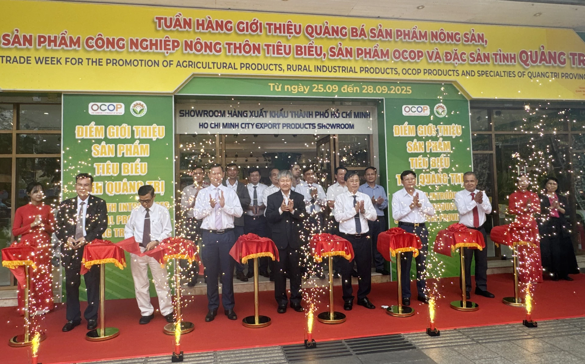 Các đại biểu cắt băng khai trương tuần hàng - Ảnh: C.N

