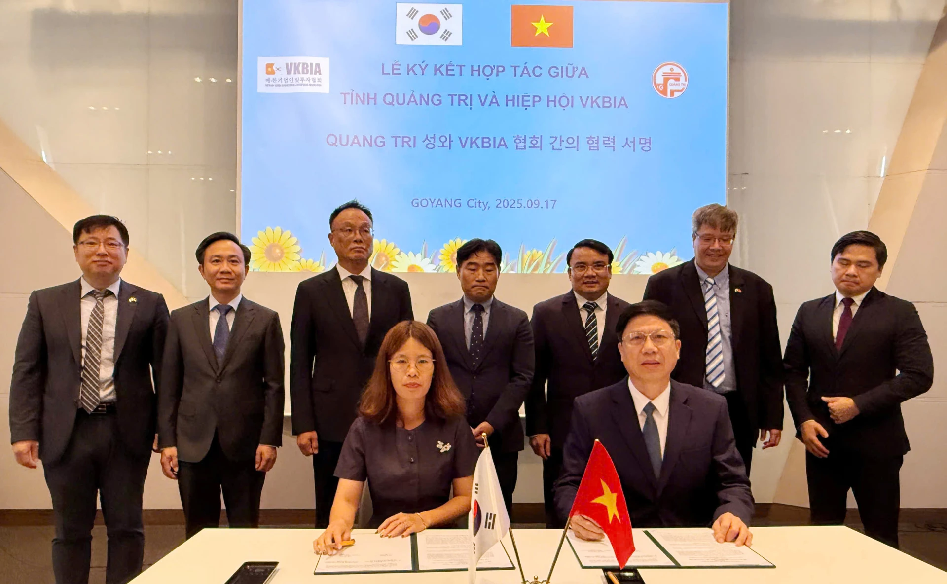 Đại diện lãnh đạo Sở Ngoại vụ Quảng Trị và Hiệp hội VKBIA ký kết biên bản ghi nhớ về hợp tác xúc tiến thương mại, đầu tư - Ảnh: MT
