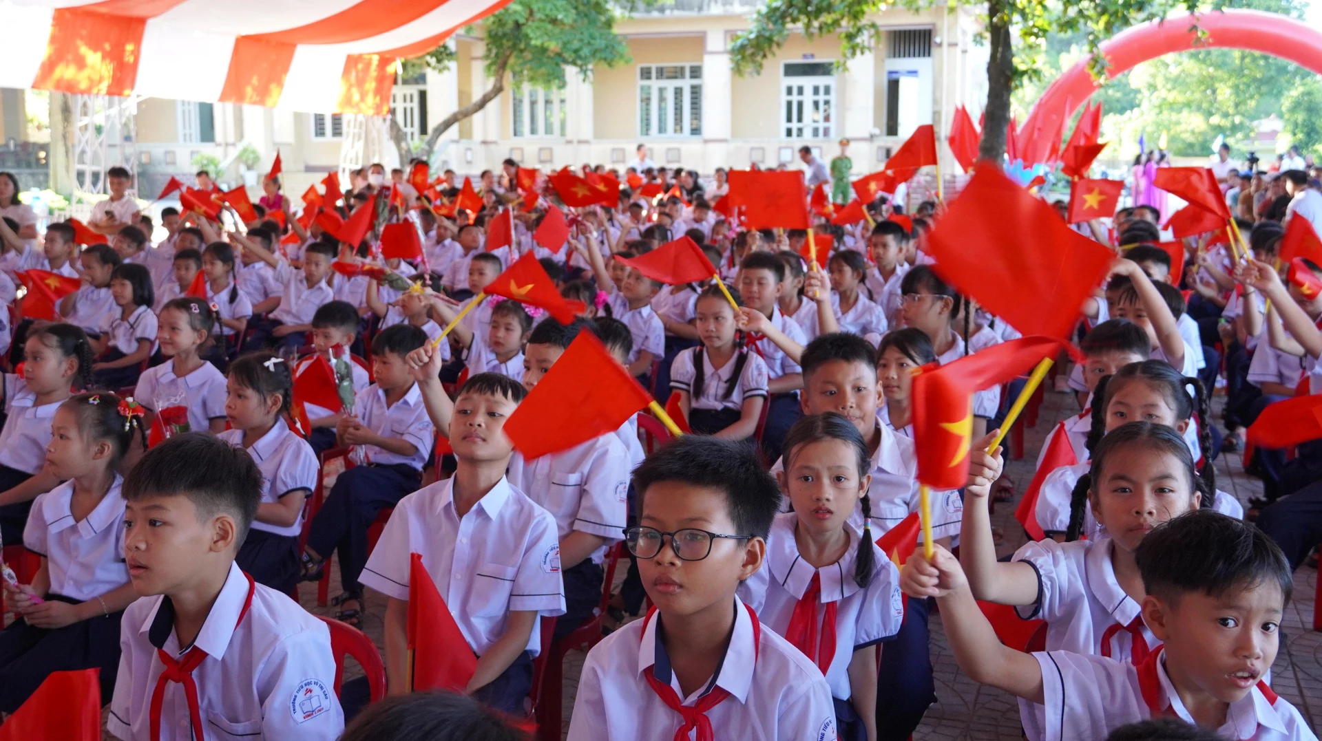 Các em học sinh hân hoan chào đón năm học mới - Ảnh: QV
