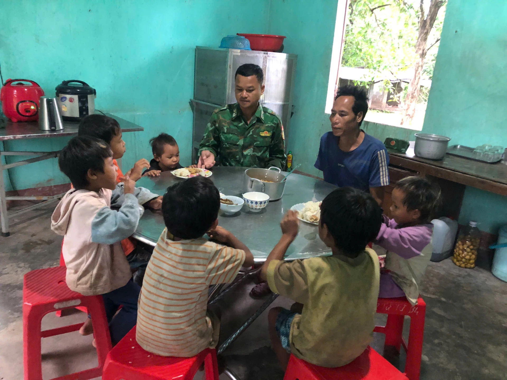 Người dân đến trú bão số 10 tại Trạm Biên phòng Paroi, thuộc Đồn Biên phòng Ba Tầng, được tạo điều kiện ăn, ở thuận lợi - Ảnh: HH