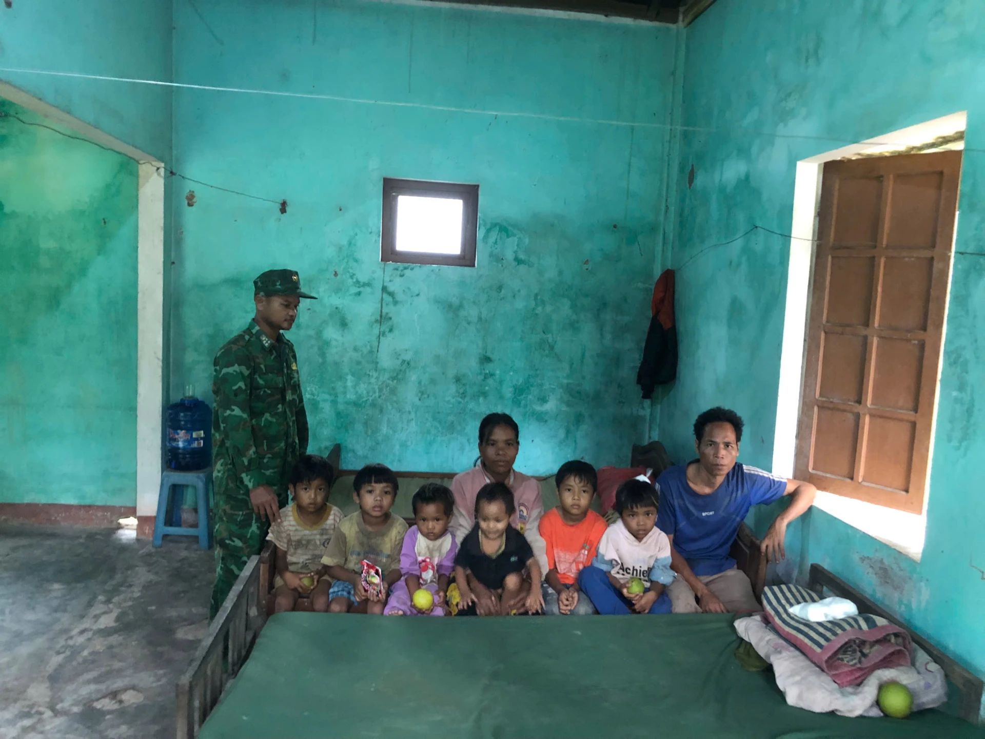 Người dân đến trú bão số 10 tại Trạm Biên phòng Paroi, thuộc Đồn Biên phòng Ba Tầng, được tạo điều kiện ăn, ở thuận lợi - Ảnh: HH