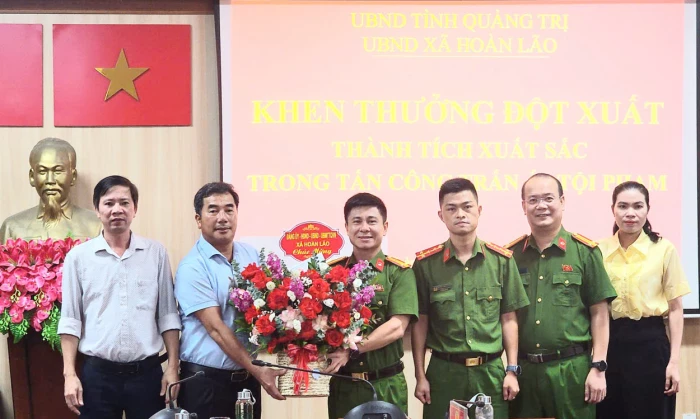 Khen thưởng đột xuất Công an xã Hoàn Lão