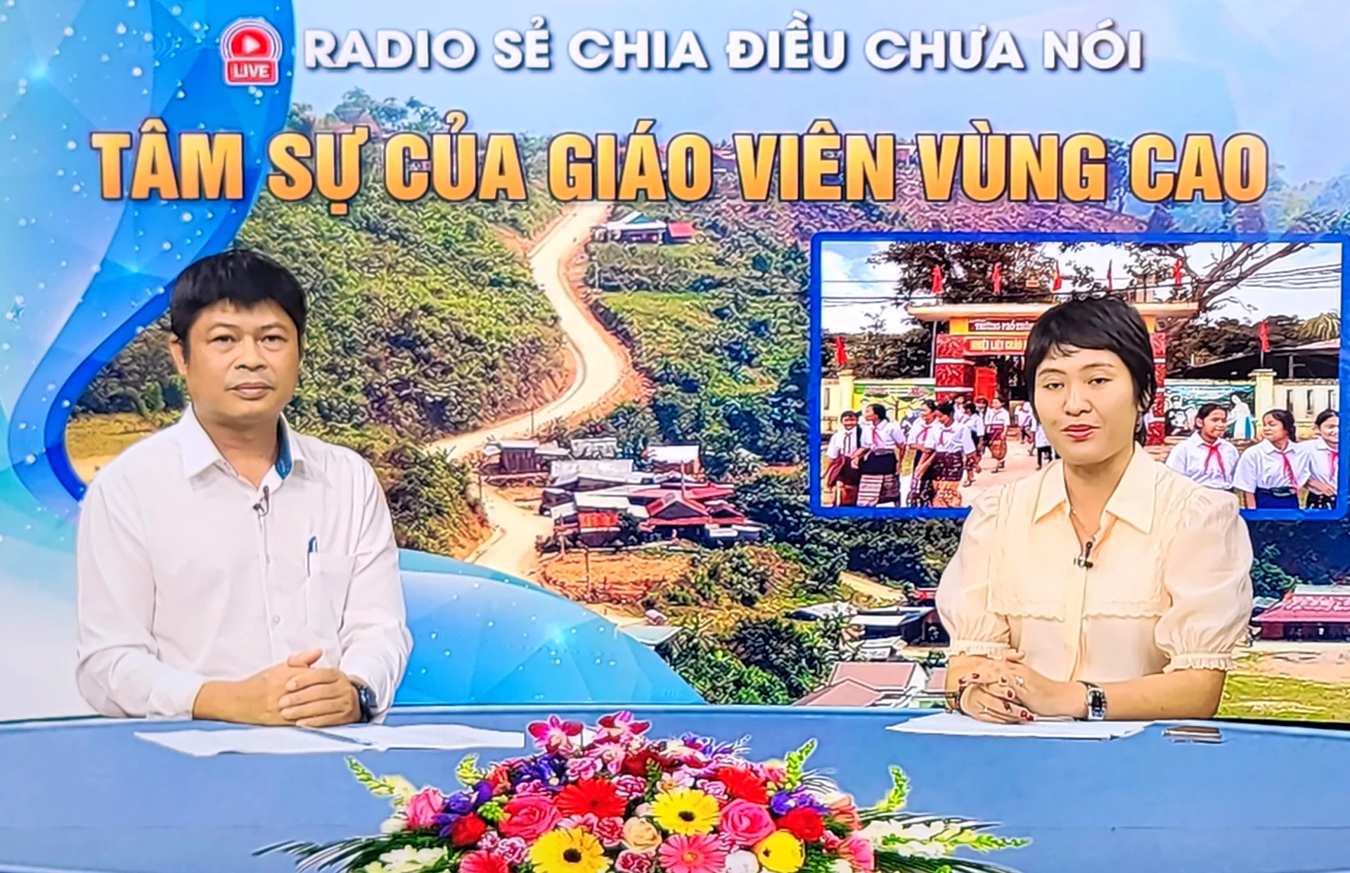Thầy giáo Hoàng Đức Hòa tại chương trình “Radio sẻ chia điều chưa nói” do Báo và PTTH Quảng Trị thực hiện- Ảnh: T.Long