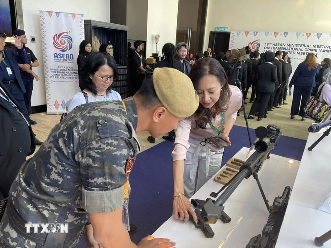 Các đại biểu nghe giới thiệu về khí tài của Malaysia tại Hội nghị. (Ảnh: Thành Trung/TTXVN)