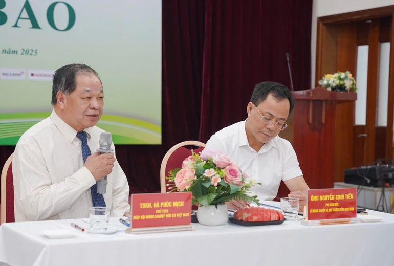Tiến sĩ khoa học Hà Phúc Mịch và đại diện tỉnh Ninh Bình tại cuộc họp báo.