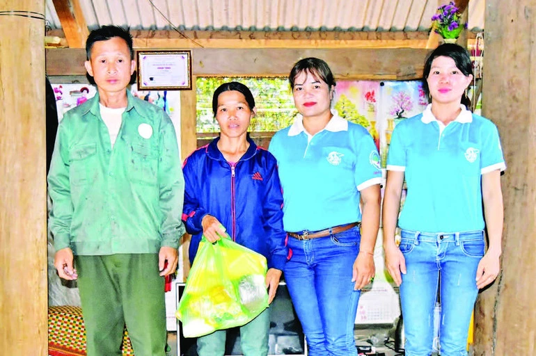 Hội Liên hiệp Phụ nữ xã Ia Tơi, tỉnh Quảng Ngãi, trao quà cho hộ nghèo. (Ảnh nhandan.vn)