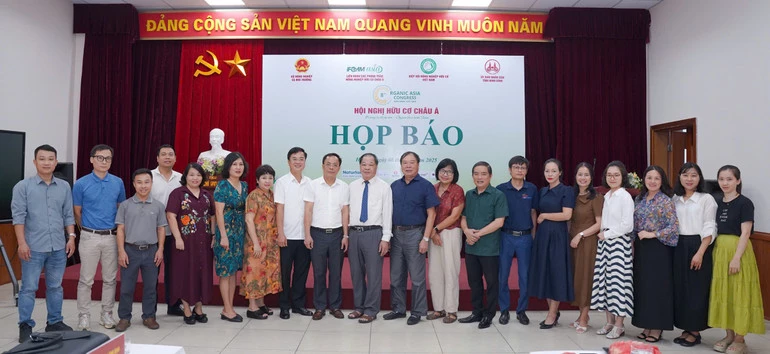Các đại biểu Hiệp hội Nông nghiệp Hữu cơ Việt Nam tham dự họp báo.
