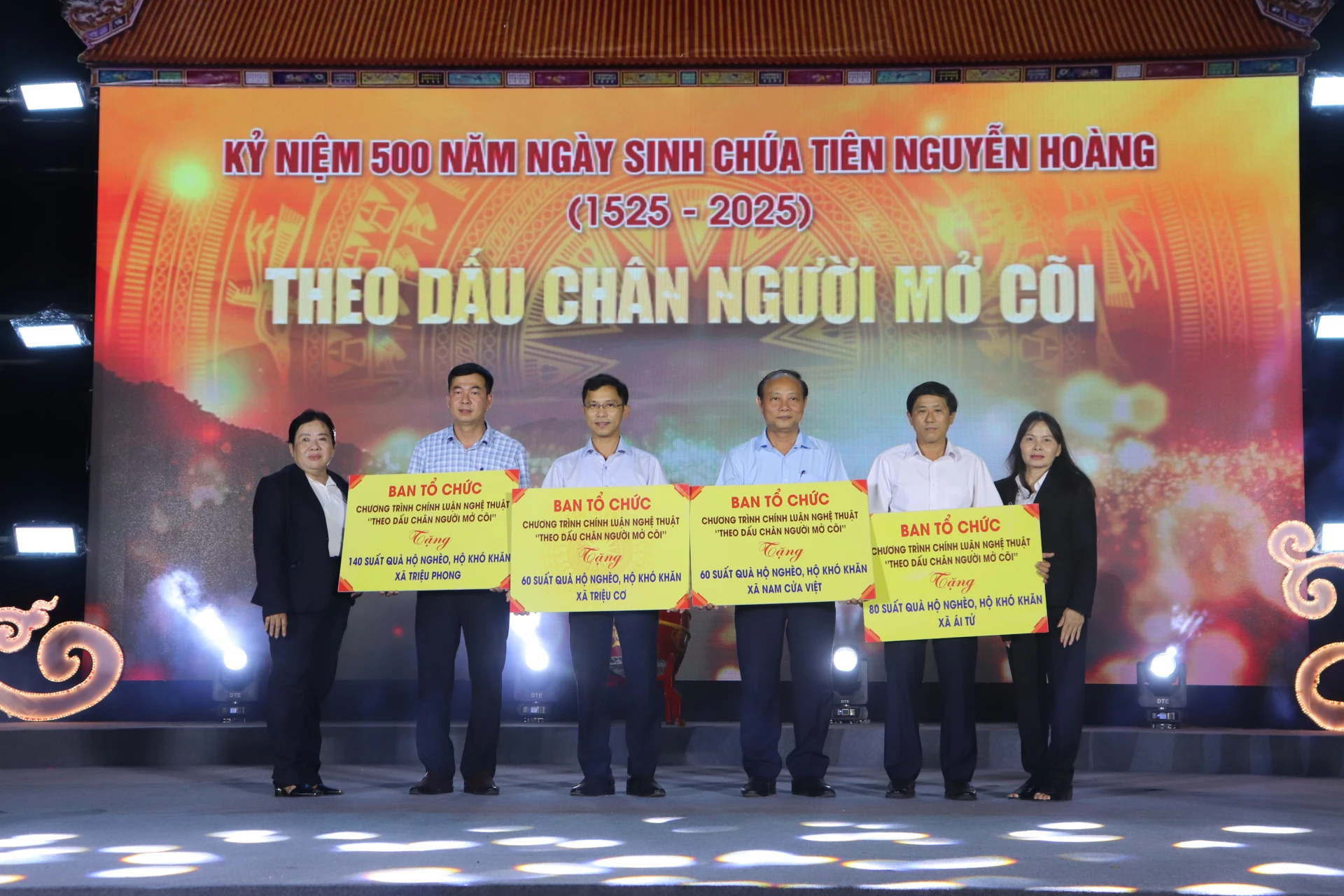 Ban tổ chức tặng các suất quà cho người có hoàn cảnh khó khăn trên địa bàn các xã Triệu Phong, Triệu Cơ, Nam Cửa Việt, Ái Tử - Ảnh: T.P