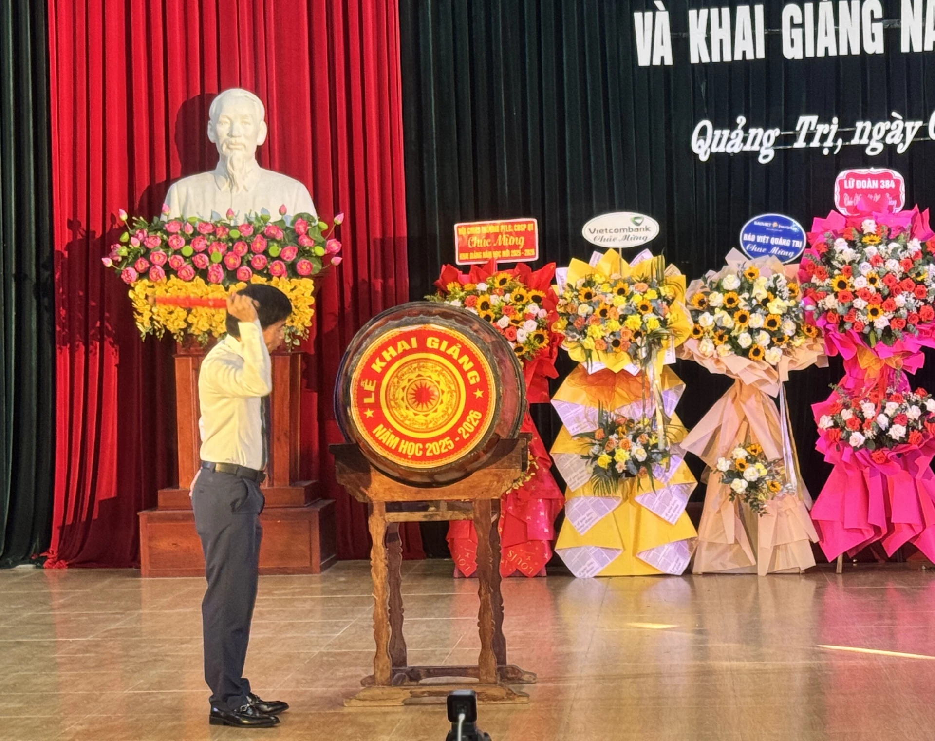 TS. Trương Đình Thăng - Hiệu trưởng trường CĐSP Quảng Trị đánh trống khai giảng năm học mới 2025-2026
