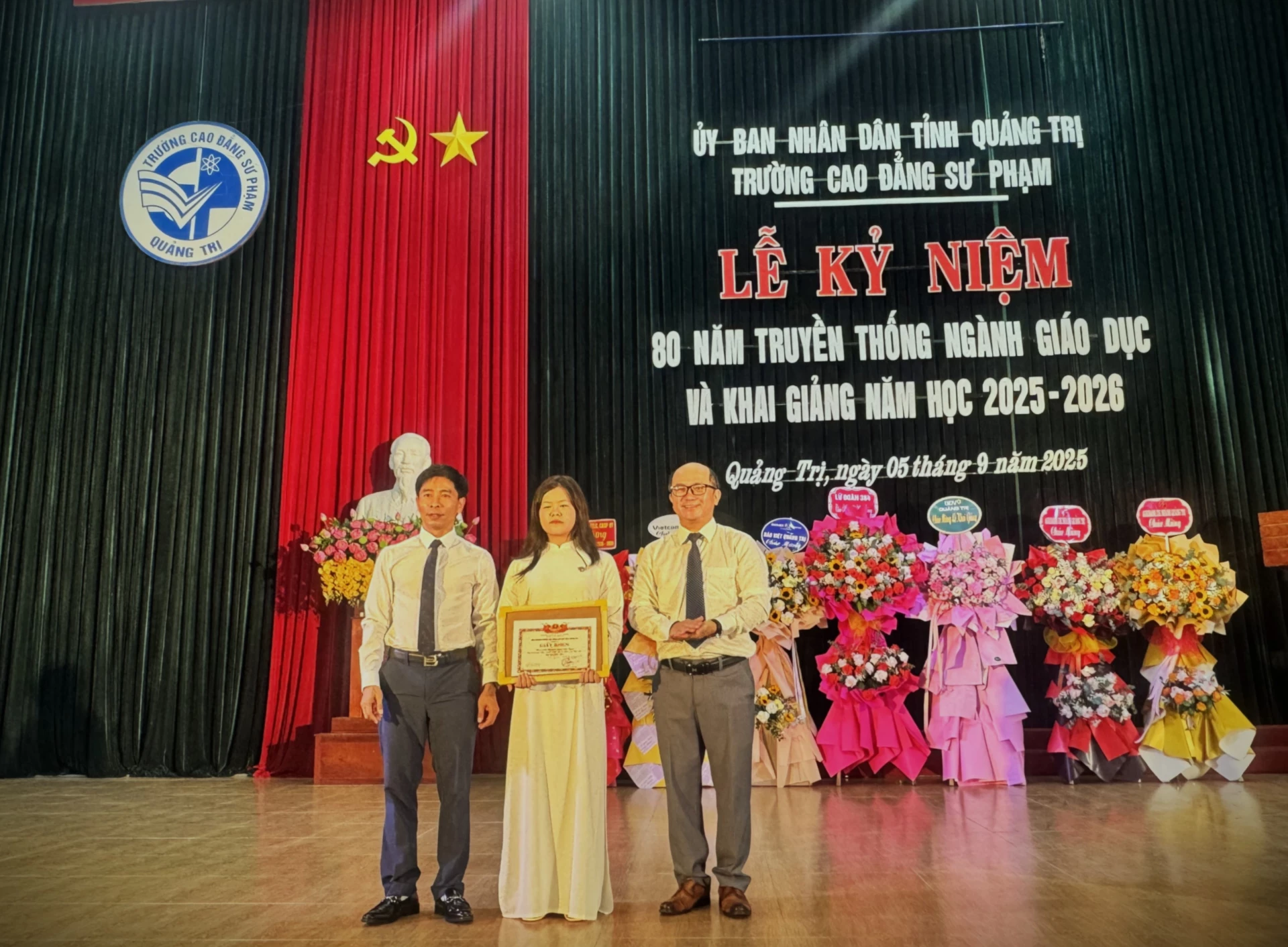 Ban Giám hiệu nhà trường tặng giấy khen cho tân sinh viên thủ khoa khóa mới