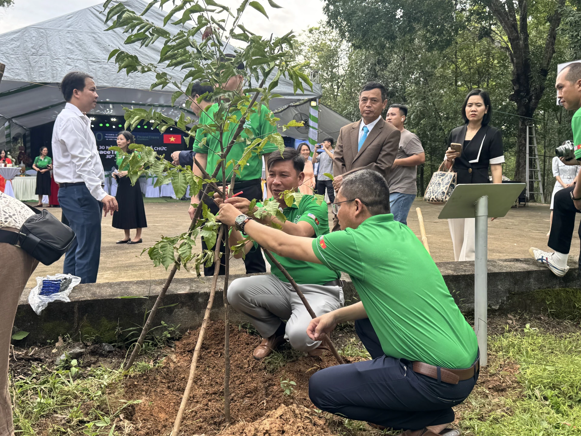Các đại biểu tham gia hoạt động trồng cây tại lễ kỷ niệm. Ảnh: Mai Linh