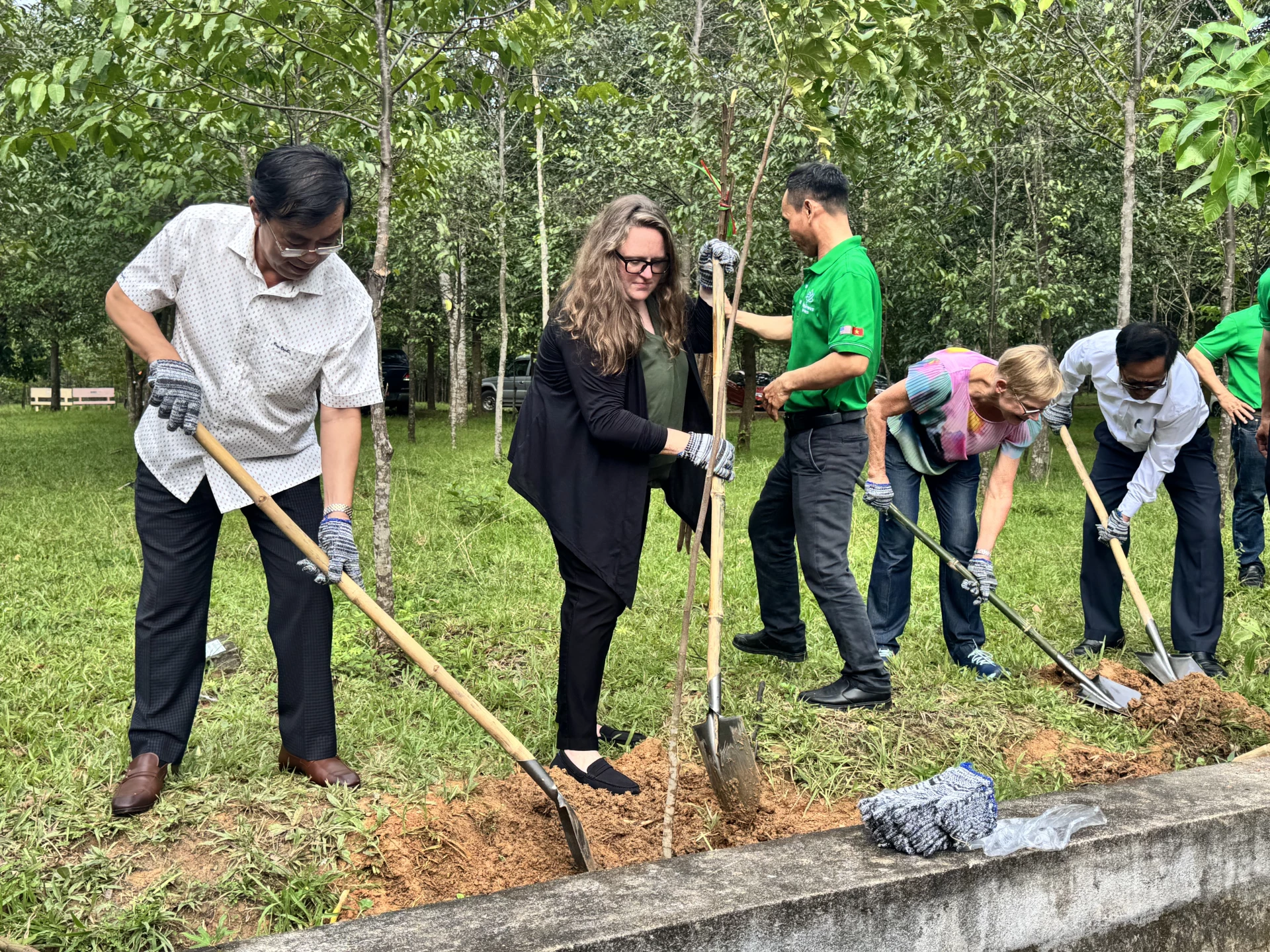 Các đại biểu tham gia hoạt động trồng cây tại lễ kỷ niệm. Ảnh: Mai Linh