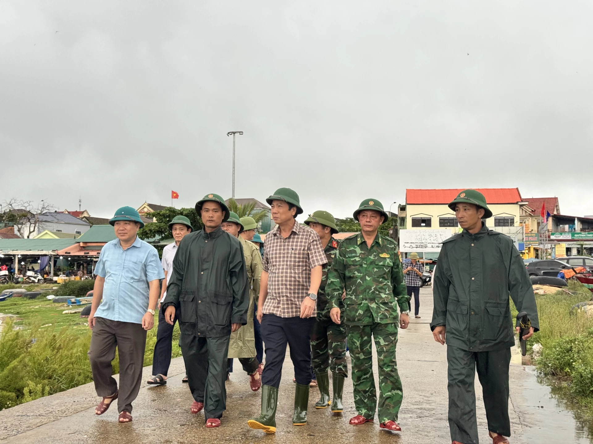 Phó Chủ tịch Thường trực UBND tỉnh Hoàng Nam kiểm tra công tác phòng chống bão số 10 tại xã Cửa Tùng. Ảnh: Mai Linh