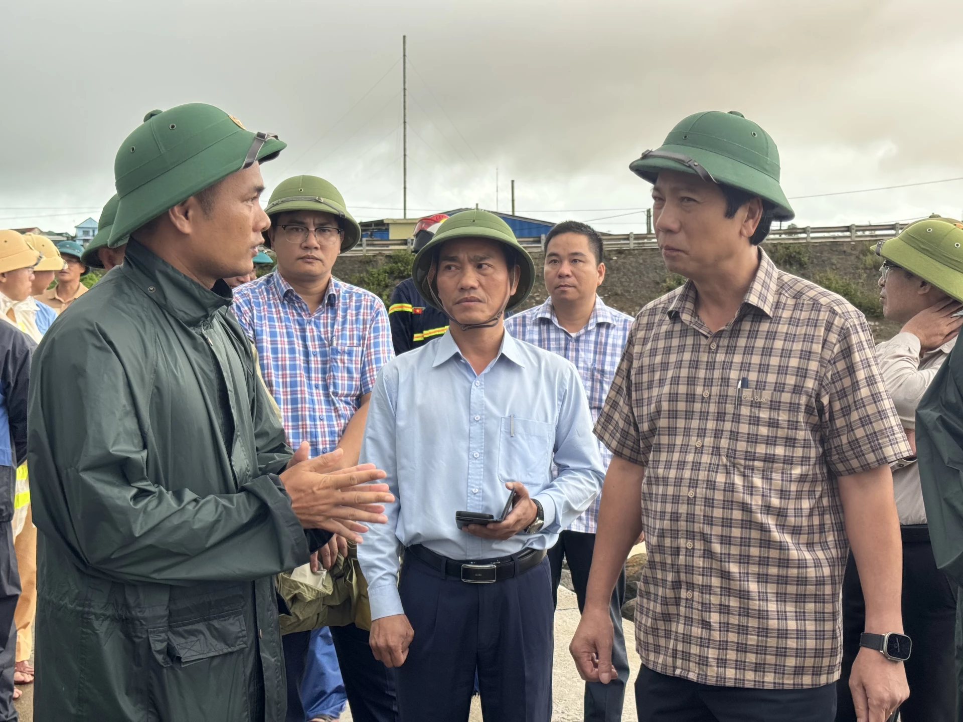 Lực lượng chức năng báo cáo công tác ứng phó với bão số 10. Ảnh: Mai Linh
