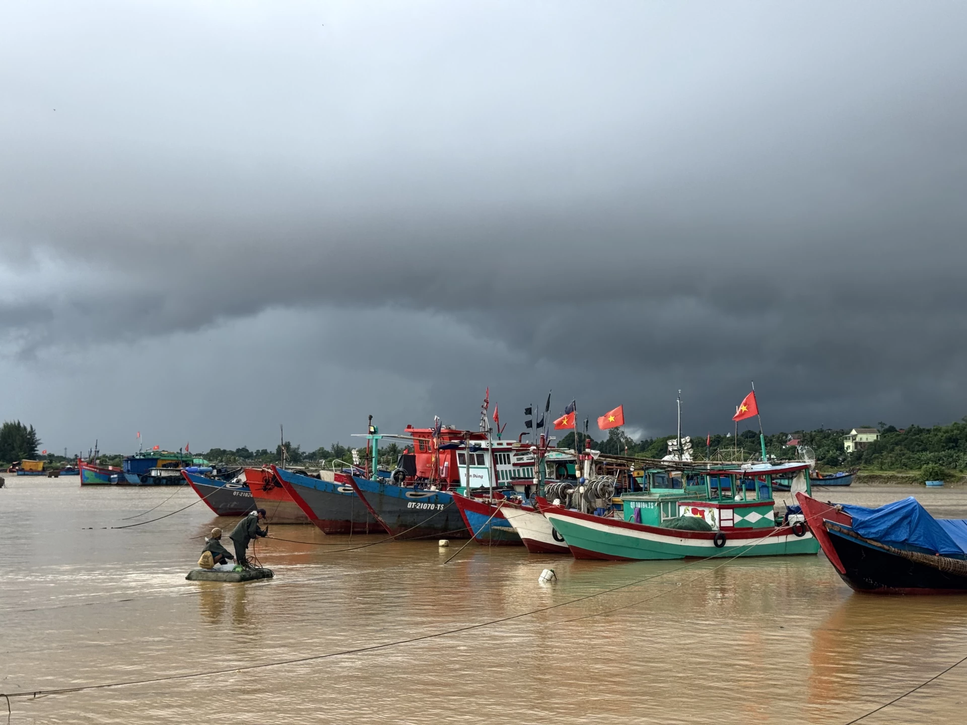 Ngư dân Cửa Tùng chủ động neo đậu tàu thuyền trước thông tin bão số 10. Ảnh: Mai Linh