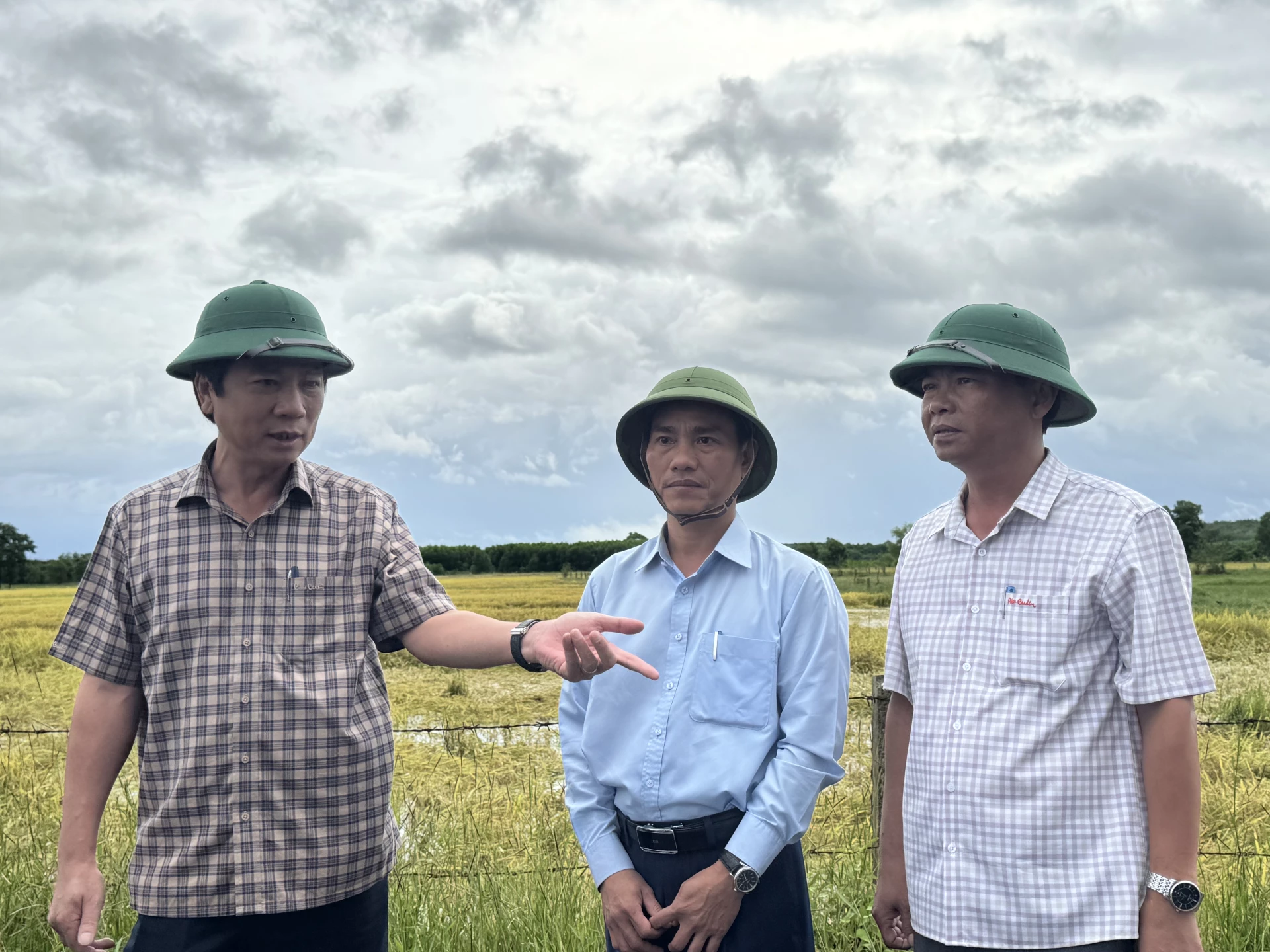 Phó Chủ tịch Thường trực UBND tỉnh Hoàng Nam kiểm tra tại xã Hiếu Giang. Ảnh: Mai Linh