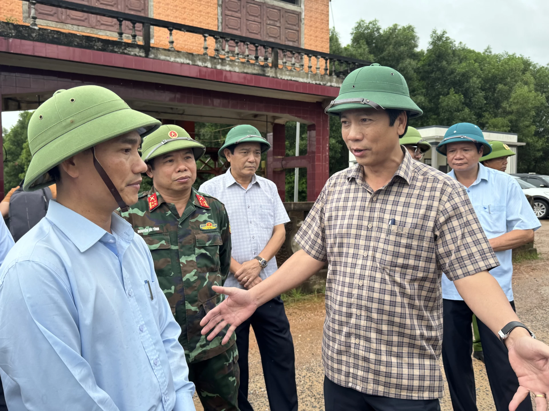 Phó Chủ tịch Thường trực UBND tỉnh Hoàng Nam yêu cầu đảm bảo an toàn hồ đập trước bão số 10. Ảnh: Mai Linh