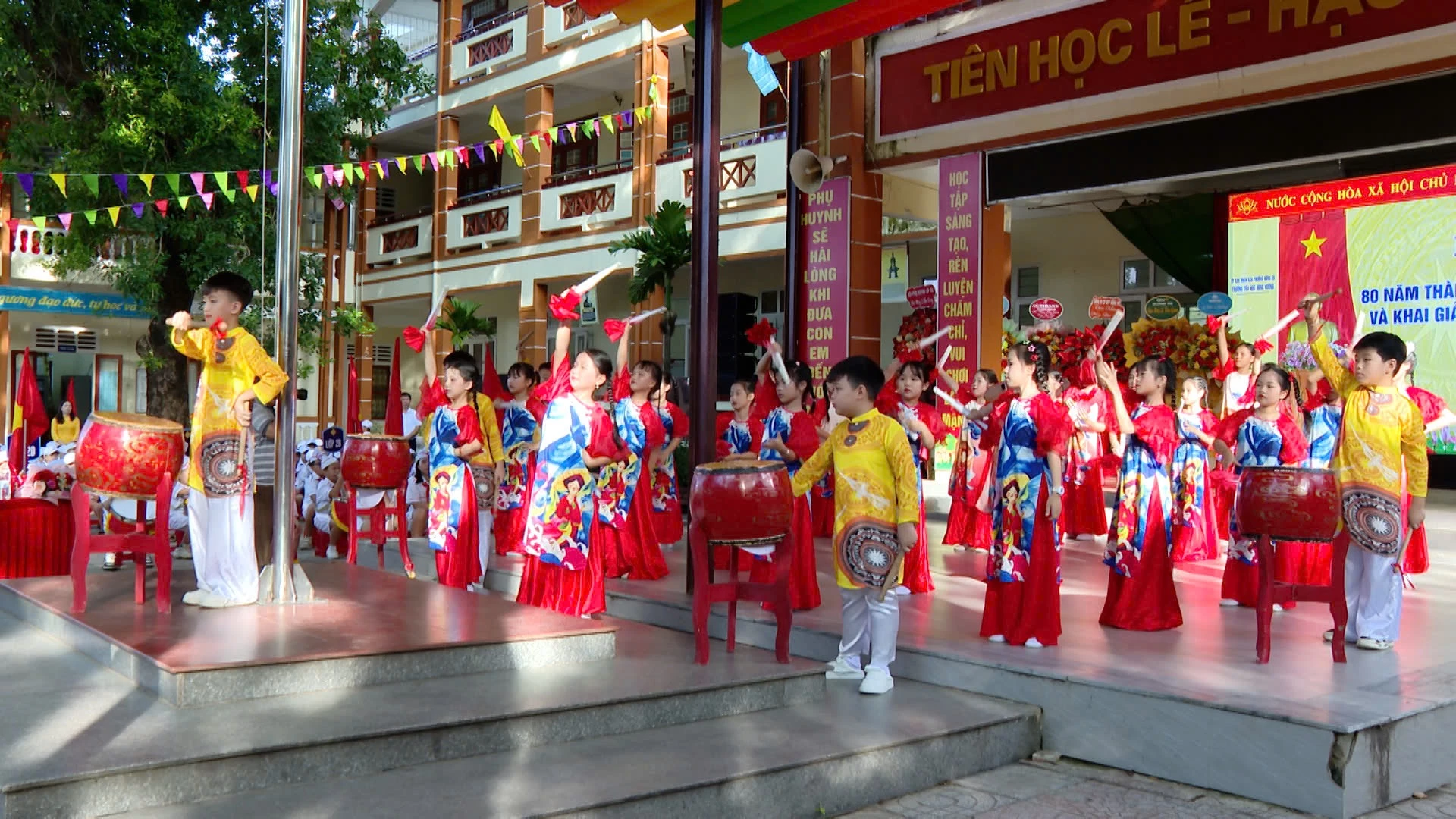 Các em học sinh biểu diễn văn nghệ chào mừng lễ khai giảng - Ảnh: TH