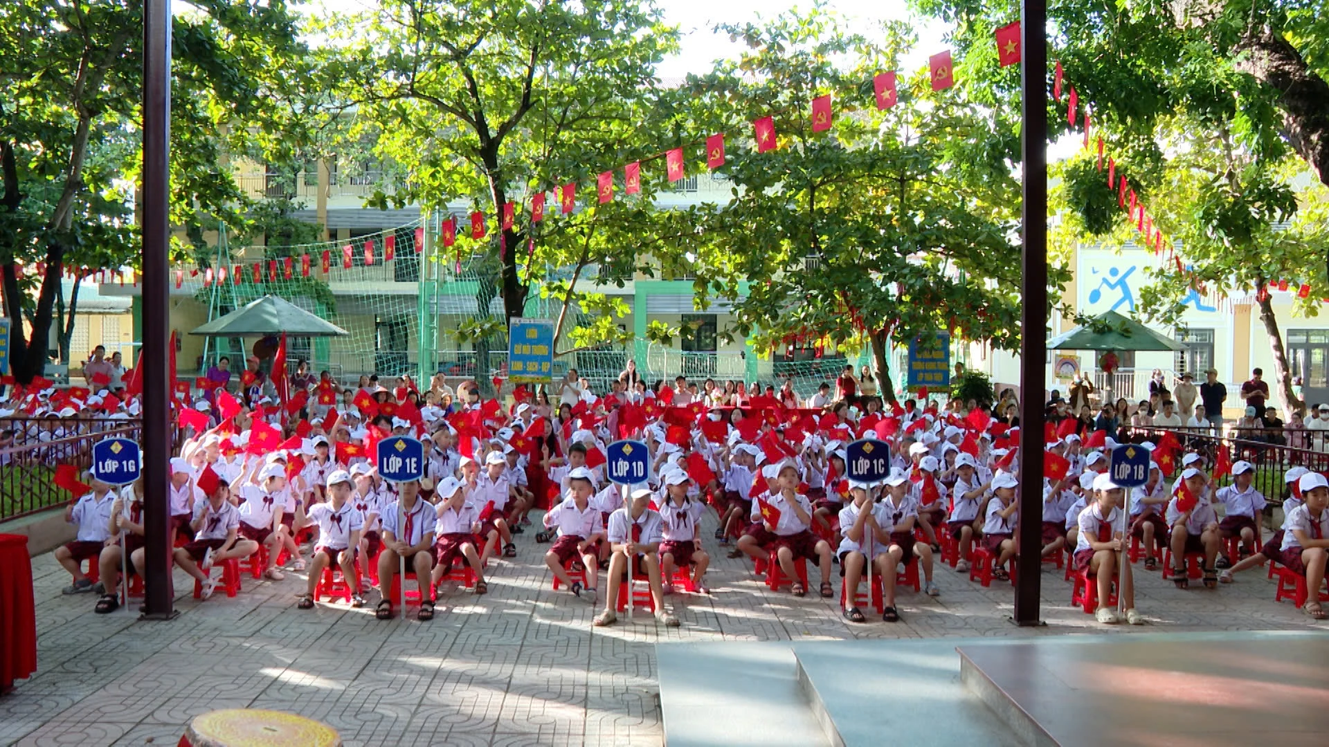Quang cảnh buổi lễ khai giảng Trường Tiểu học Hùng Vương - Ảnh: TH