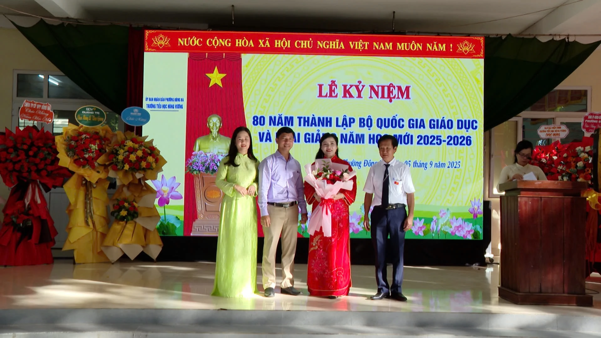 Lãnh đạo UBND phường Đông Hà tặng hoa chúc mừng nhà trường - Ảnh: TH