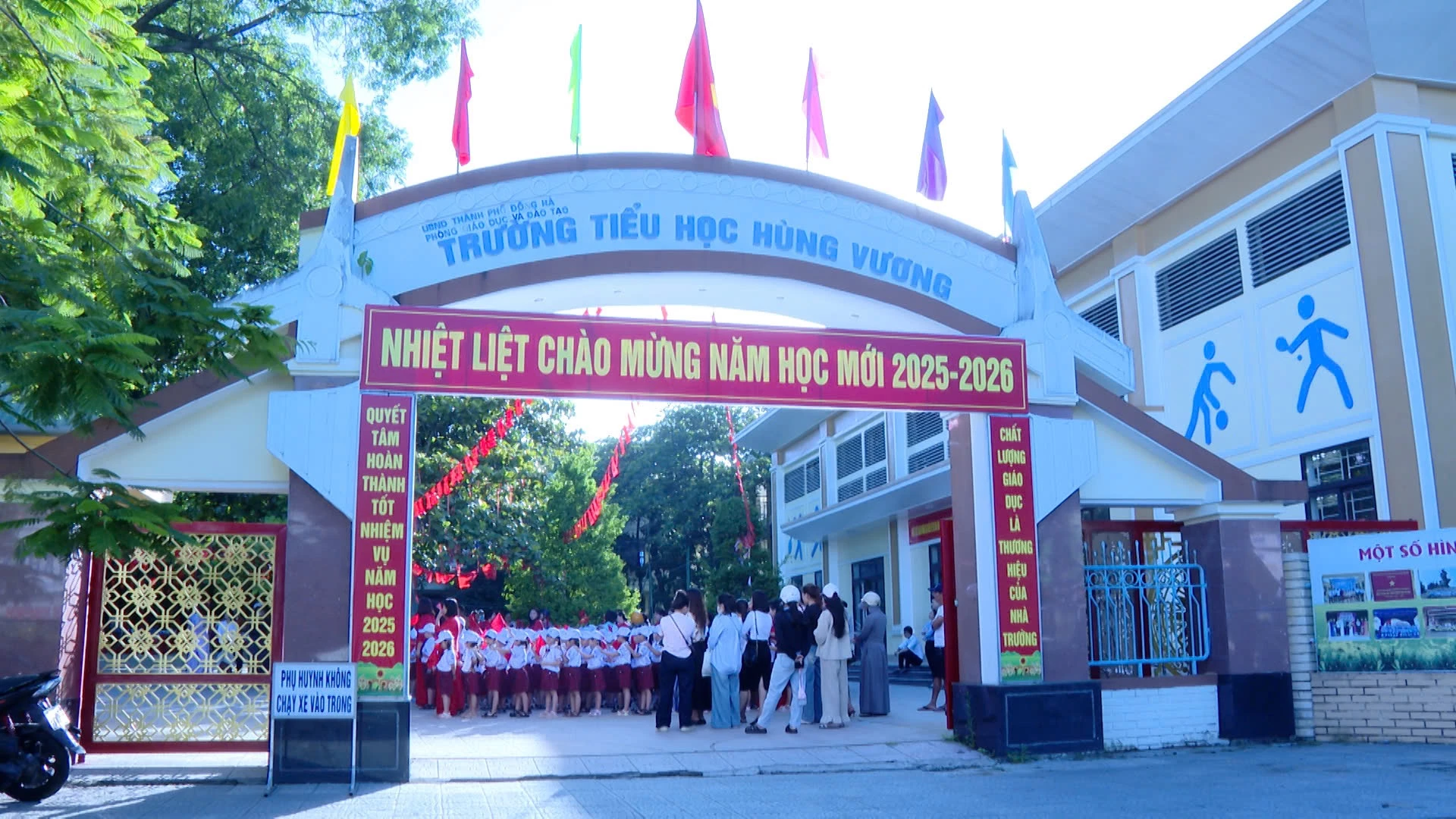 Quang cảnh Trường Tiểu học Hùng Vương trong ngày khai giảng - Ảnh: TH
