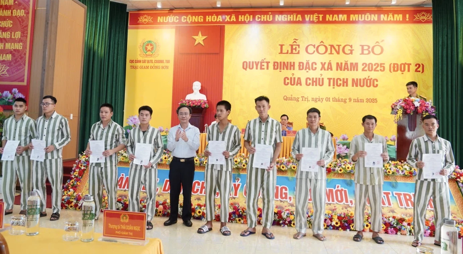 Phó Chủ tịch UBND tỉnh Hoàng Xuân Tân trao giấy chứng nhận đặc xá cho các phạm nhân - Ảnh: B.N
