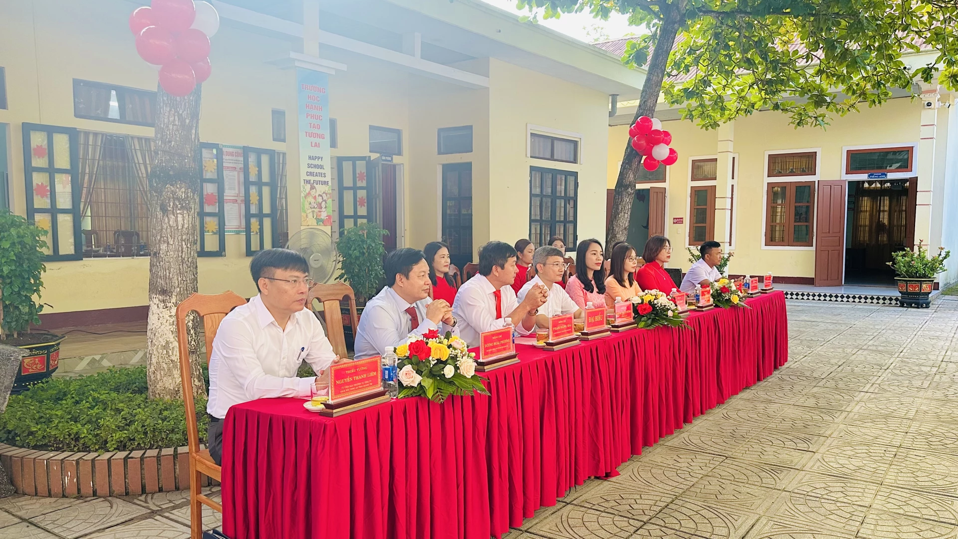Các đại biểu dự lễ khai giảng năm học mới tại Trường tiểu học số 2 Đồng Lê (xã Đồng Lê, tỉnh Quảng Trị) - Ảnh: B.N

