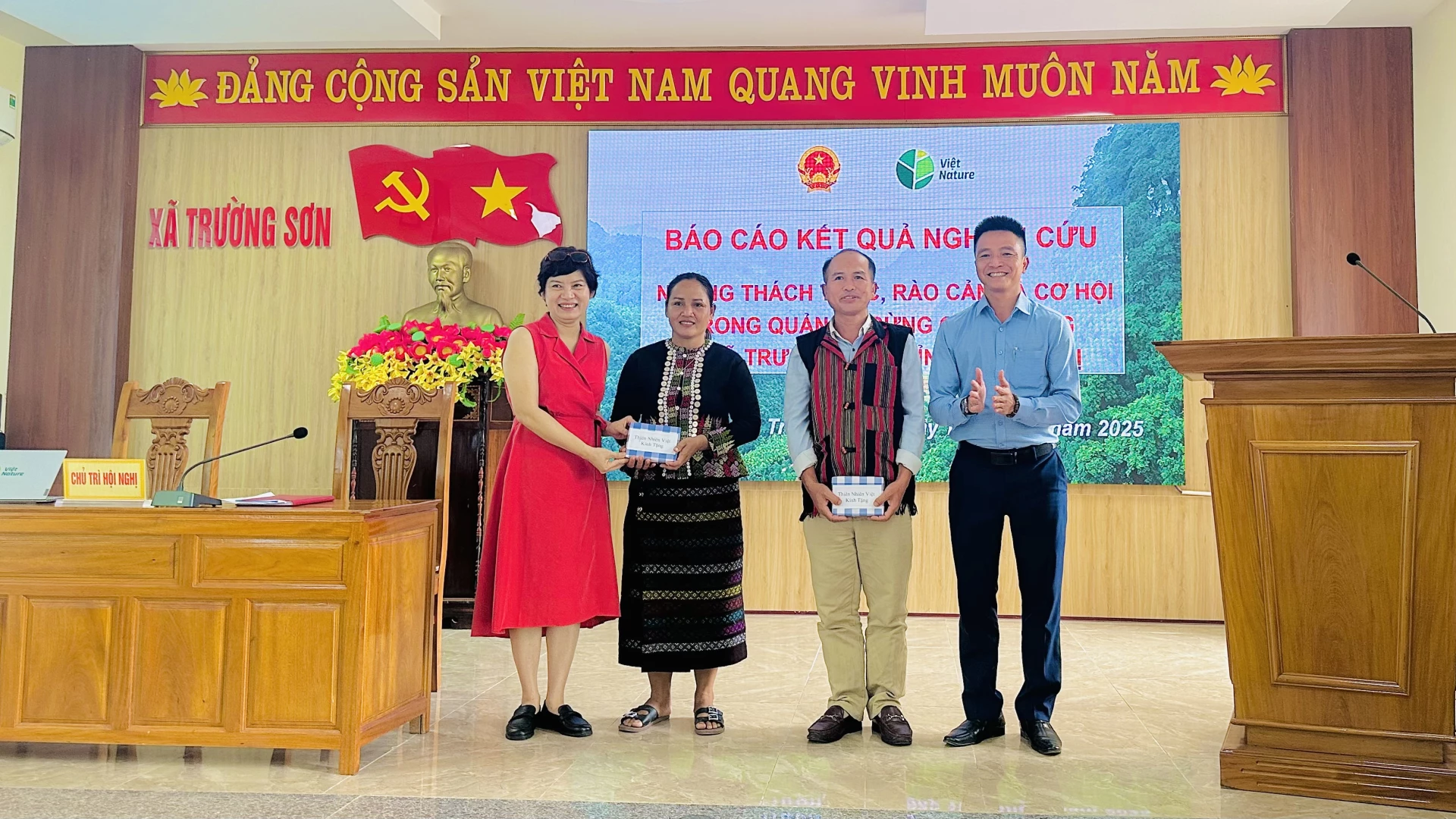 Đại diện Trung tâm Bảo tồn thiên nhiên Việt và chính quyền địa phương tặng quà cho nhóm nghiên cứu cộng đồng - Ảnh: B. N