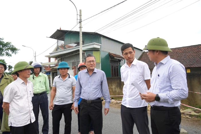 Đồng chí Phó Chủ tịch UBND tỉnh Phan Phong Phú kiểm tra công tác khắc phục hậu quả bão số 10
