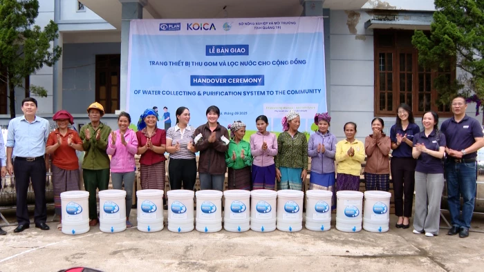 Bàn giao thiết bị thu gom và lọc nước cho cộng đồng