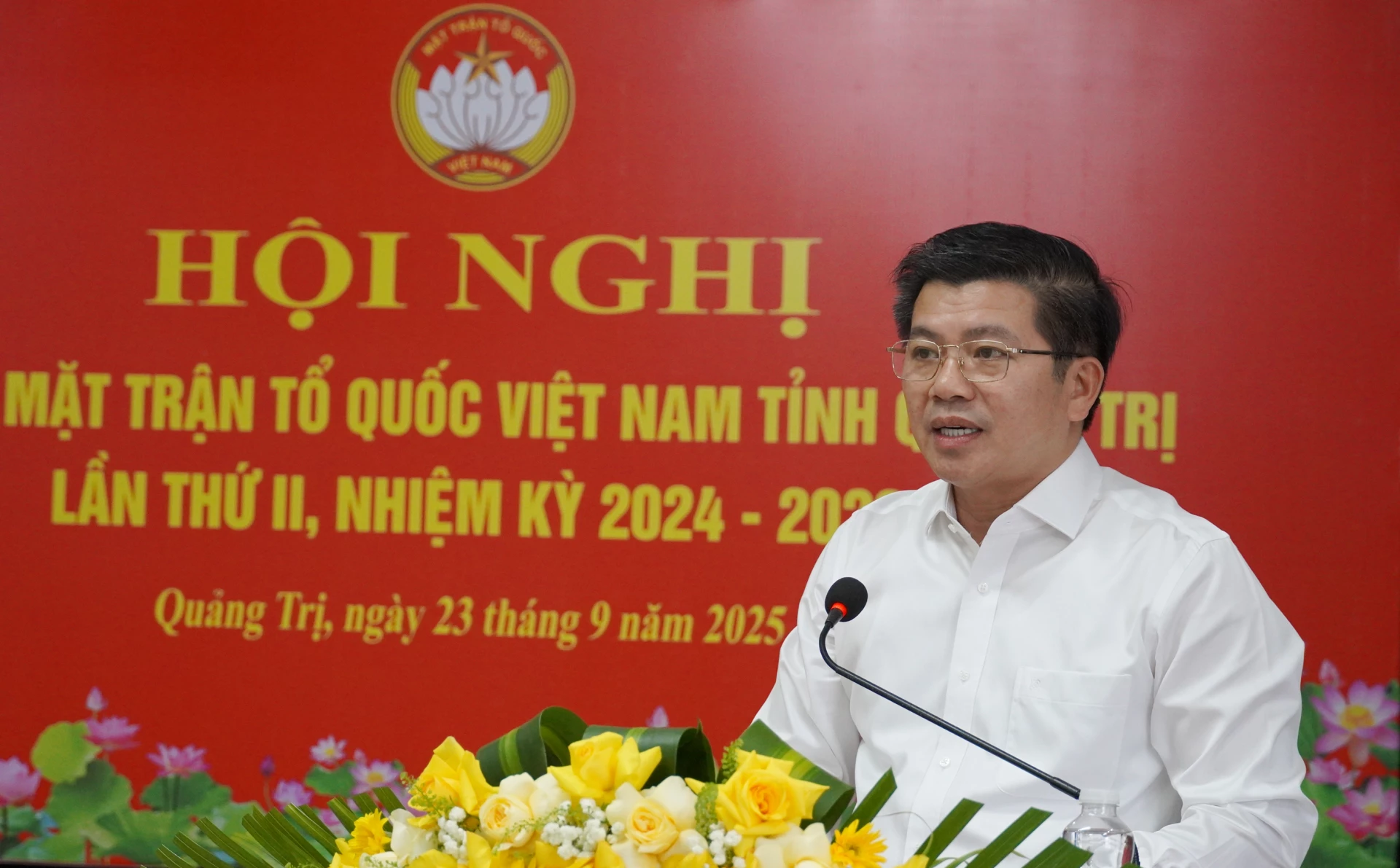 Trưởng Ban Tổ chức Tỉnh ủy Trần Vũ Khiêm công bố quyết định của Ban thường vụ Tỉnh ủy về công tác cán bộ - Ảnh: XP