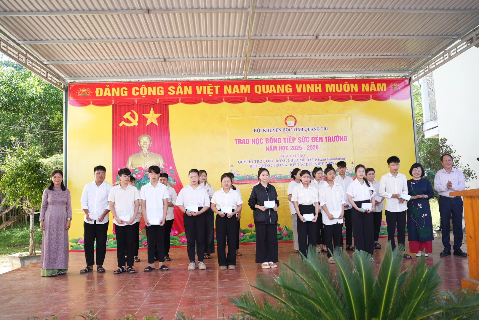 Hội Khuyến học tỉnh và đại diện Hội Tương trợ và Hợp tác Đức – Việt trao học bổng cho các em học sinh tại xã Kim Phú.