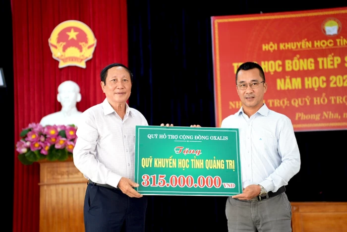 Trao học bổng tiếp sức đến trường cho học sinh Quảng Trị