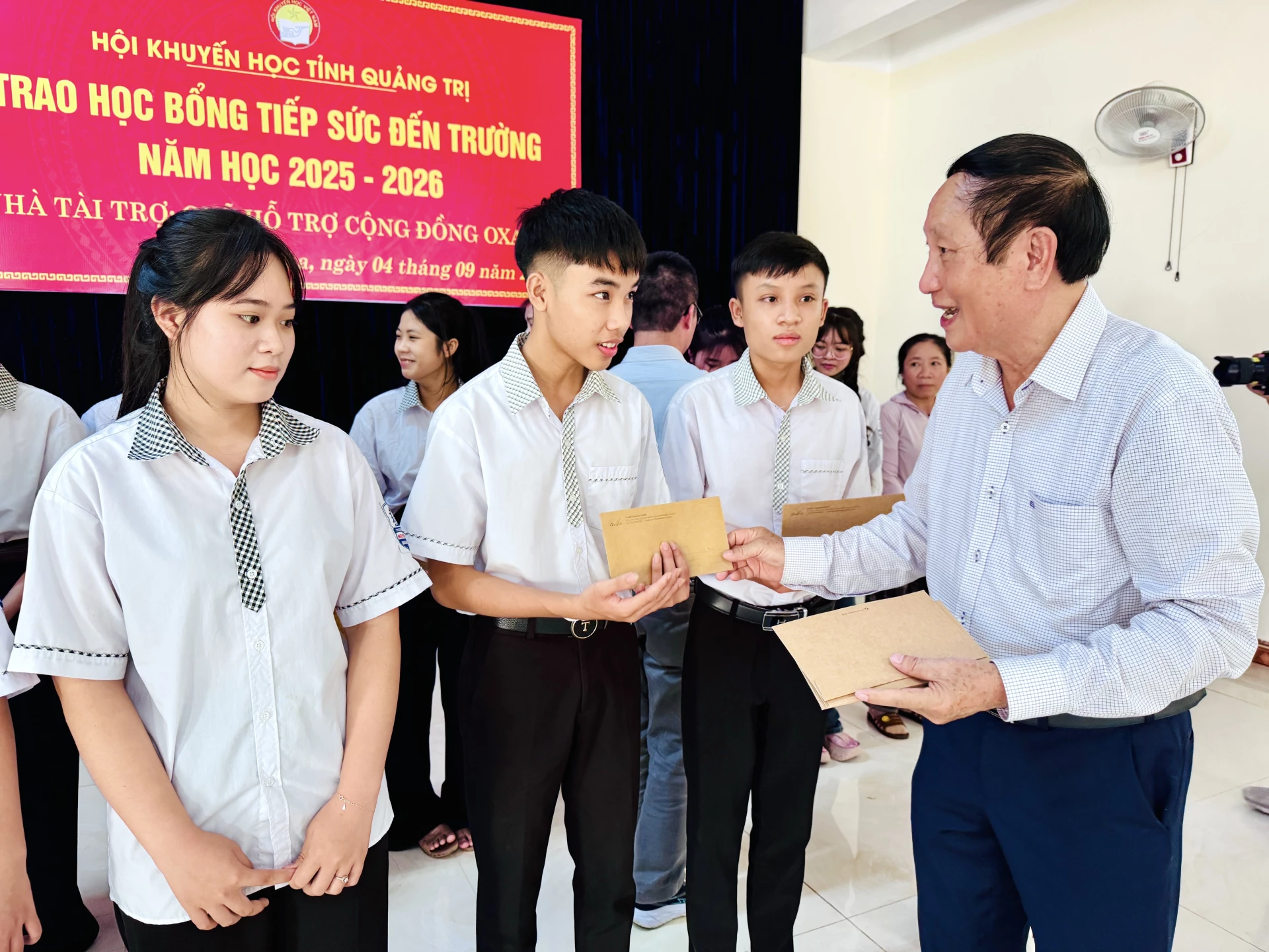 Hội Khuyến học tỉnh Quảng Trị trao học bổng cho các em học sinh tại xã Phong Nha.