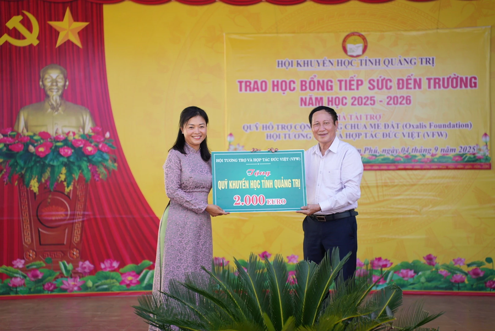 Hội Tương trợ và Hợp tác Đức – Việt trao tiền hỗ trợ 2.000 Euro cho Hội Khuyến học tỉnh Quảng Trị.