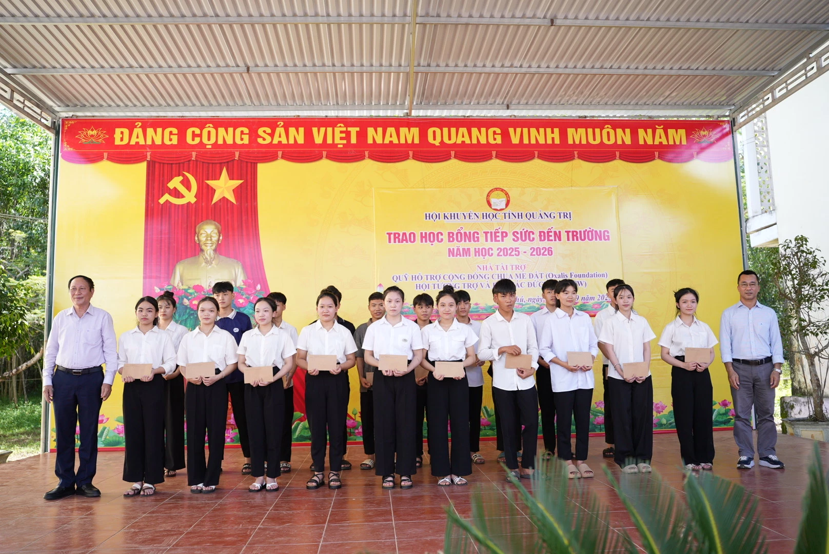 Hội Khuyến học tỉnh và đại diện Quỹ hỗ trợ cộng đồng Oxalis trao học bổng cho các em học sinh tại xã Kim Phú.