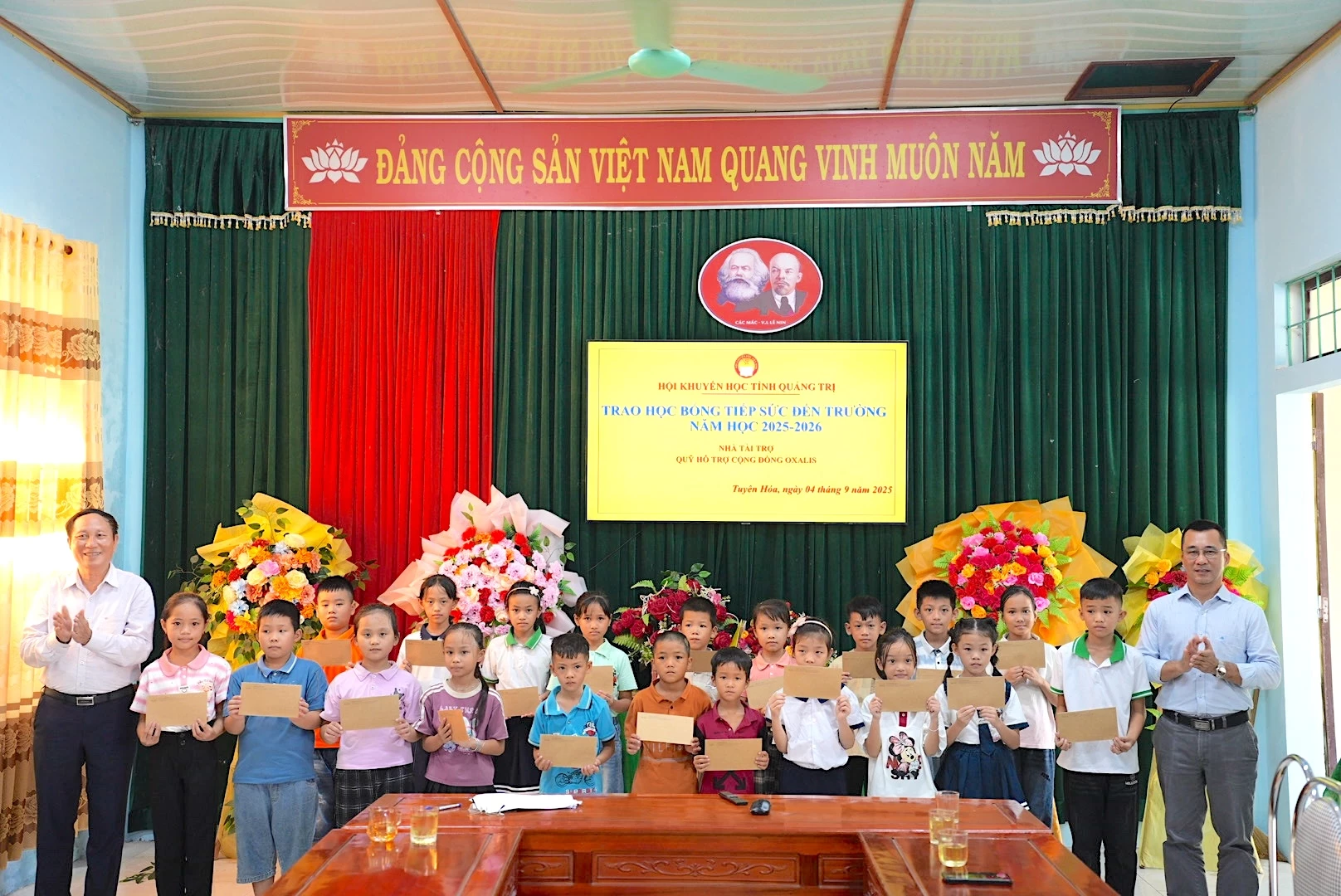 Hội Khuyến học tỉnh và đại diện Quỹ hỗ trợ cộng đồng Oxalis trao học bổng cho các em học sinh tại xã Tuyên Hóa.