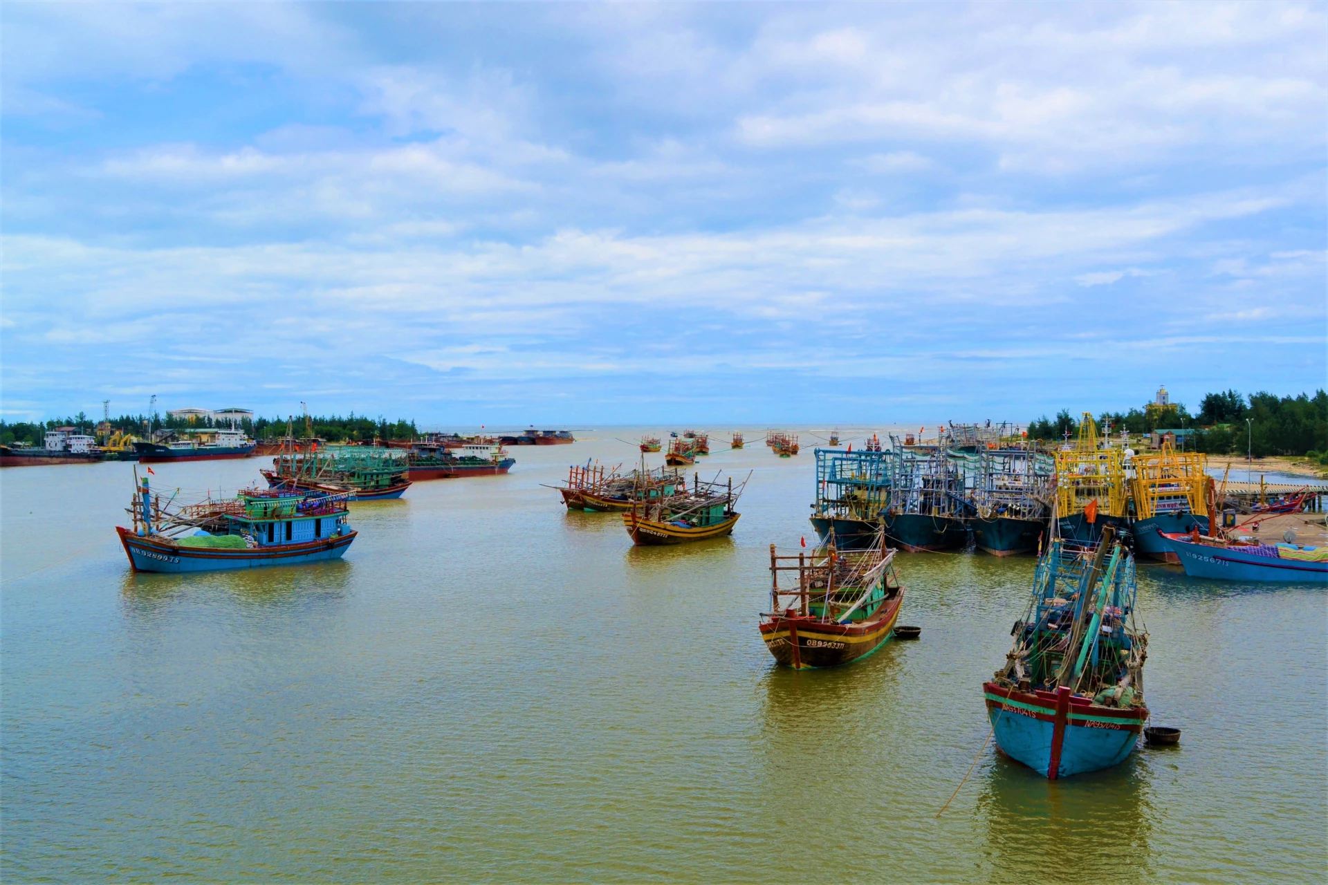 Ngư dân chú trọng khai thác hợp lý tài nguyên biển gắn với bảo vệ môi trường- Ảnh: S.H