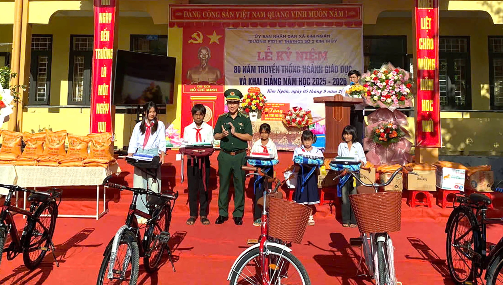 Đồn Biên phòng Làng Ho tặng quà cho các cháu học sinh Trường phổ thông dân tộc bán trú Tiểu học và THCS số 2 Lâm Thủy - Ảnh: N.M